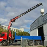 camion grua en uso con pluma