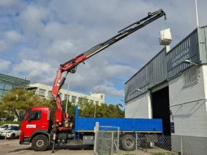 camion grua en uso con pluma