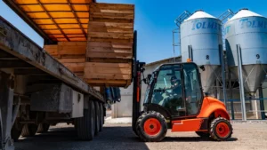 Operario utilizando una carretilla elevadora en un proyecto