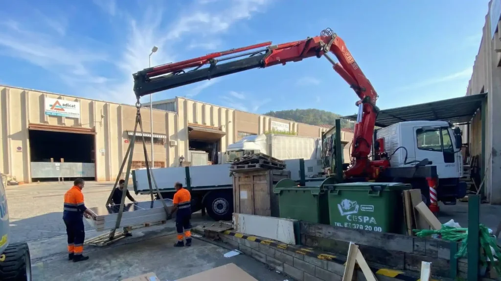 camion grua que lleva paneles solares